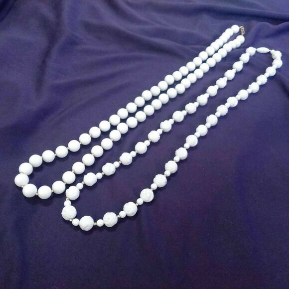Two Long Vintage White and Gold Plastic Beaded Necklaces - Picture 5 of 7